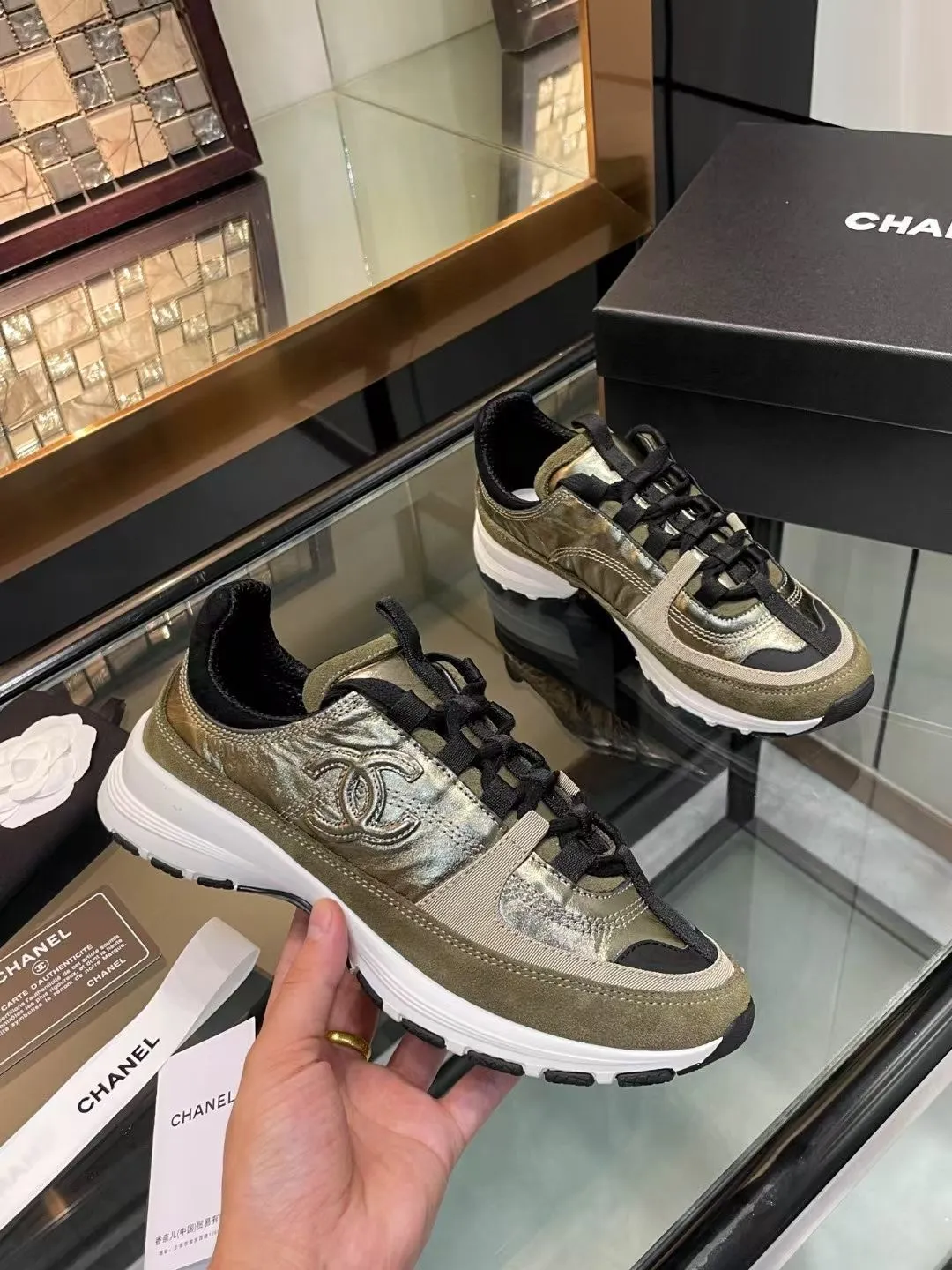 👟👟Ex-factory price 600👟👟Chanel Chanel 25SS latest white shoes, casual sports shoes, skate shoes, original purchase, development and production. Xiaoxiang C’s counter is another super hot model, loved by Internet celebrity bloggers and ladies, various praises on social platforms, super popular, high quality, breathable and super spring and summer. Seeing this issue always arouses the inner desire of girls for fashion. The latest calfskin material Classic black and white color scheme, fashionable on the feet and easy to care for #Material: Original customized imported cowhide material #Inner lining: Customized soft sheepskin lining #Sole: Original open-molded TPU non-slip outsole #Sole thickness: 2.5CM Size: 35-40 (custom-made size 40 is not returnable)